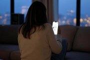 Una mujer usa una aplicación de contactos en su teléfono móvil.