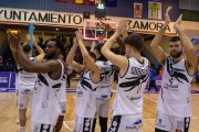 Los jugadores del Tizona agradecen el apoyo de la afición desplazada a Zamora para animar al equipo.