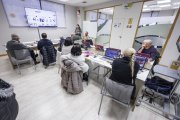 Un curso sobre el uso del smartphone desarrollado durante esta mañana en el Espacio Cyl Digital de Burgos.