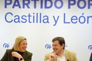 El presidente del Partido Popular de Castilla y León, Alfonso Fernández Mañueco, junto a Isabel Blanco en la clausura la Junta Directiva Autonómica del PPCyL.