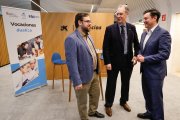 López, Benavente y Cuartero charlan antes de la rueda de prensa.