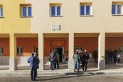 El centro municipal de la Barriada de los Ríos se repintó con uno de los programas mixtos de formación y empleo.