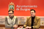 Los socialistas Julio César Arnaiz y Daniel de la Rosa, durante la presentación de las alegaciones al presupuesto municipal.
