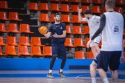 Álex Barrera con la pelota en el último entrenamiento de la plantilla antes de viajar a Castellón.
