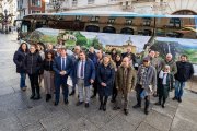 Presentación del bus de Alsa que muestra imágenes de los encantos turísticos del norte de la provincia.