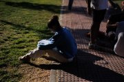 Archivo - Una estudiante repasa apuntes.
