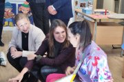 Rocío Lucas (c) visita las obras del Colegio Las Pedrizas en Soria.