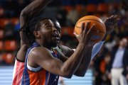 Lance Jones con el balón. Fue el MVP de los azulones.