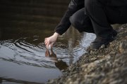 Toma de una muestra de agua para su análisis.