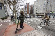 Personas abrigadas en un carril bici de la ciudad de Burgos este mes de febrero.