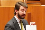 El portavoz de Vox en las Cortes, Juan García-Gallardo, durante la interpelación.