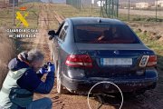 Coche de los dos detenidos que quedó atascado en el barro.