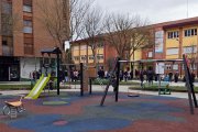 Parque infantil recién remodelado, frente al colegio Fernando de Rojas.