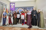Presentación de 'La historia que nos une' con Inmaculada Sierra y miembros de la Asociación Cronicón de Oña con trajes medievales.