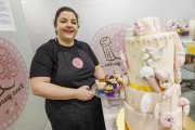 Sara Ordóñez posa sonriente en el mostrador de su negocio con unos ‘cupcakes’ recién hechos y una tarta de muestra.