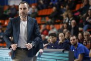 Salva Camps camina por la banda de la cancha de El Plantío en el partido ante Menorca.
