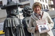 María Ángeles Vázquez de Luis en la estatua que homenajea a los Gigantillos, 'Los más grandes de Burgos'.