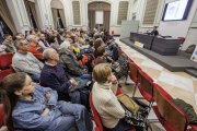 La charla sobre el yacimiento de Torrelara que impartió ayer Fidel Torcida abarrotó la sala Polisón del Teatro Principal.