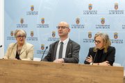 Mónica Carrillo, presidenta de la Asociación Burgalesa de Agencias de Viajes, junto al rector de la UBU, José Miguel García, y la secretaria general de FAE, Emiliana Molero.