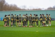 La plantilla, en un corro en el entrenamiento en la ciudad deportiva.