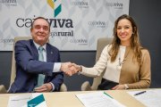Ramón Sobremonte, director general de Cajaviva Caja Rural, sella el convenio de colaboración con la presidenta de AJE, Lucía Echevarrieta.