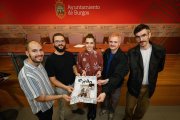 El Nido y la concejala de Cultura, Andrea Ballesteros, con el cartel de presentación en directo de 'La Constancia'.