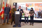 El presidente de la Diputación de Burgos y el presidente de la Federación de Caza de CyL con los campeones de España de Caza.