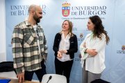 El responsable del Grupo de Polímeros de la UBU, Saúl Vallejo, junto a la vicerrectora de Investigación, Transferencia e Innovación, Verónica Calderón, y la directora del proyecto, Raquel Hernández.