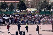 Imagen de la concentración de repulsa en el colegio donde trabaja el árbitro.