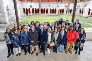 Las autoridades con los participantes en los programas mixtos de formación y empleo en Monasterio de San Agustín.