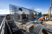 Trabajos para finalizar la estructura de malla metálica que recrea el castillo medieval.