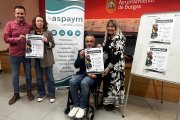Miembros de Aspaym, con el presidente Ángel de Propios, y la concejal de Burgos Mila del Campo.