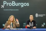 Cristina Ayala y Andrea Ballesteros, en la presentación del nuevo logo de ProBurgos.