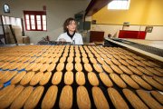 Beatriz Angulo supervisa una hornada de bizcochos, que lucen su tradicional color dorado.