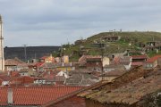 El barrio de las bodegas de Baltanás, situado en la parte alta del casco urbano, está integrado por unas 375 bodegas, excavadas alrededor de un cerro.