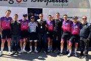 Los ciclistas y parte del staff del equipo burgalés, tras la última etapa en Barcelona.