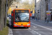 Un autobús municipal circula por las calles de Burgos.