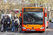 Un buen número de jóvenes accediendo al autobús municipal en la parada cercana a plaza Vega.