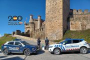 Patrulla de la Policía Local y Nacional frente al Castillo de Ponferrada (León).