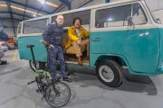 Fernando Esteban y José Manuel Vázquez, junto a la Volkswagen T2 y una bicicleta Brompton con la que recorrerán Eurasia.