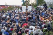 Viacrucis Penitencial con antorchas en dirección al Castillo de Burgos.