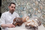 Félix Ángel Dieste, gerente de la Heladería Bombonería El Cid, con una colomba de Pascua de chocolate en sus manos.