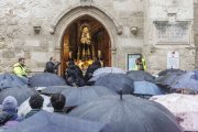 Imagen de la talla de Nuestra Señora de la Soledad a la puerta de la iglesia de Santa Águeda.