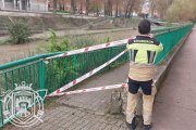 Un bombero baliza un acceso al río Vena.