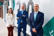 El personal de la primera oficina de "Cajaviva Caja Rural en Venta de Baños.