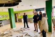La consejera de Familia, Isabel Blanco, en la residencia de Cortes después de derrumbarse parte de un techo.
