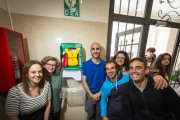 Trabajadores del centro educativo San Pedro y San Felices formados en Soporte Vital Básico y preparados para utilizar el desfibrilador automático recién instalado.
