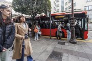 Un autobús municipal, en una parada de la capital burgalesa.