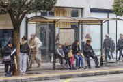 Usuarios del autobús urbano esperan en una parada de la capital burgalesa.