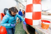 Una de las carrozas, todavía en proceso, que desfilará en la Cabalgata de San Pedro 2025.